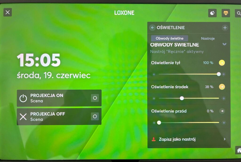 Interfejs systemu Loxone z aktywnym panelem sterowania oświetleniem – kontrola intensywności światła w różnych strefach