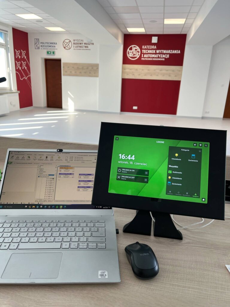 Realizacja systemu automatyki budynkowej Loxone na Politechnice Rzeszowskiej – widok panelu sterującego i laptopa z konfiguracją