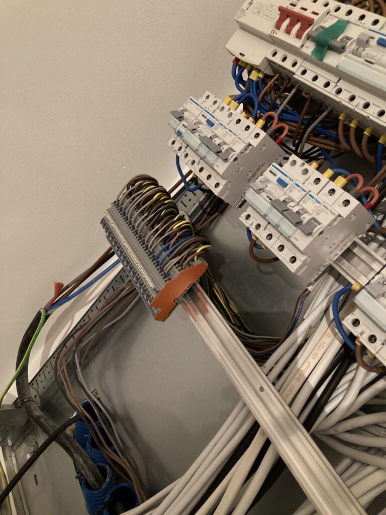 Czujnik ruchu zintegrowany z oświetleniem LED – automatyka domowa