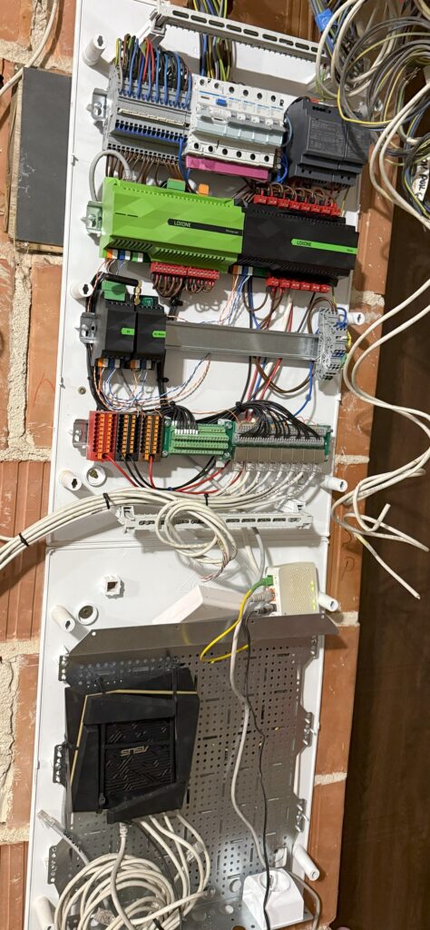 Montaż panelu sterującego systemem smart home Loxone w salonie