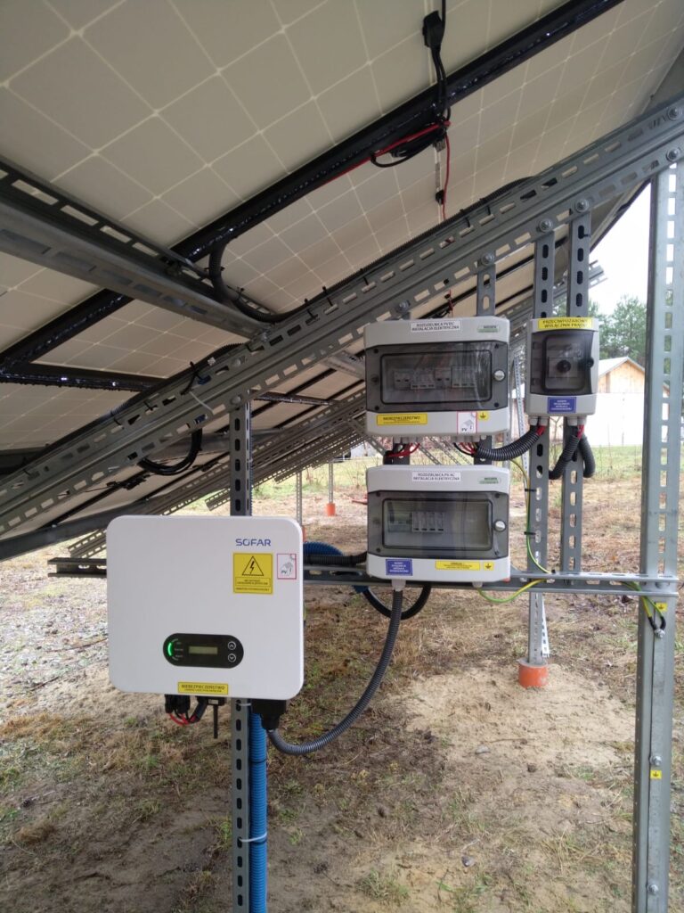 Montaż paneli fotowoltaicznych na dachu domu jednorodzinnego