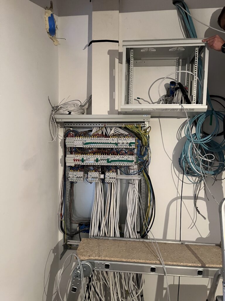 Nowoczesna instalacja elektryczna z podtynkowym prowadzeniem przewodów