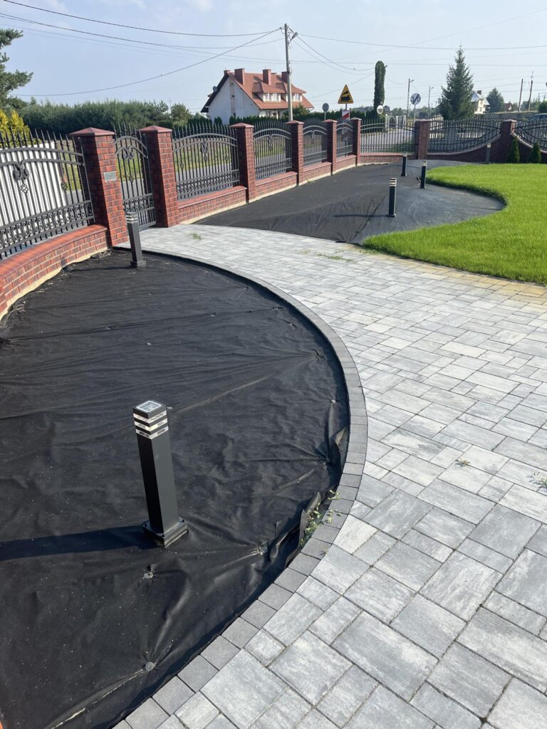 Elektryczne oświetlenie ogrodowe z czujnikiem zmierzchu